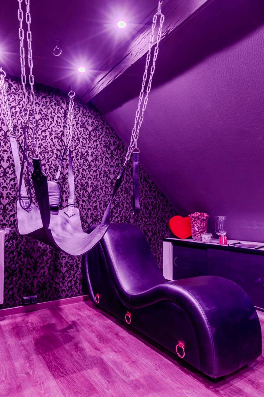 Photo - Love Room Escale du Desir - Balançoire d'amour, Croix de Saint André, Menottes et Fauteuil Tantra by DESIR ROOMS