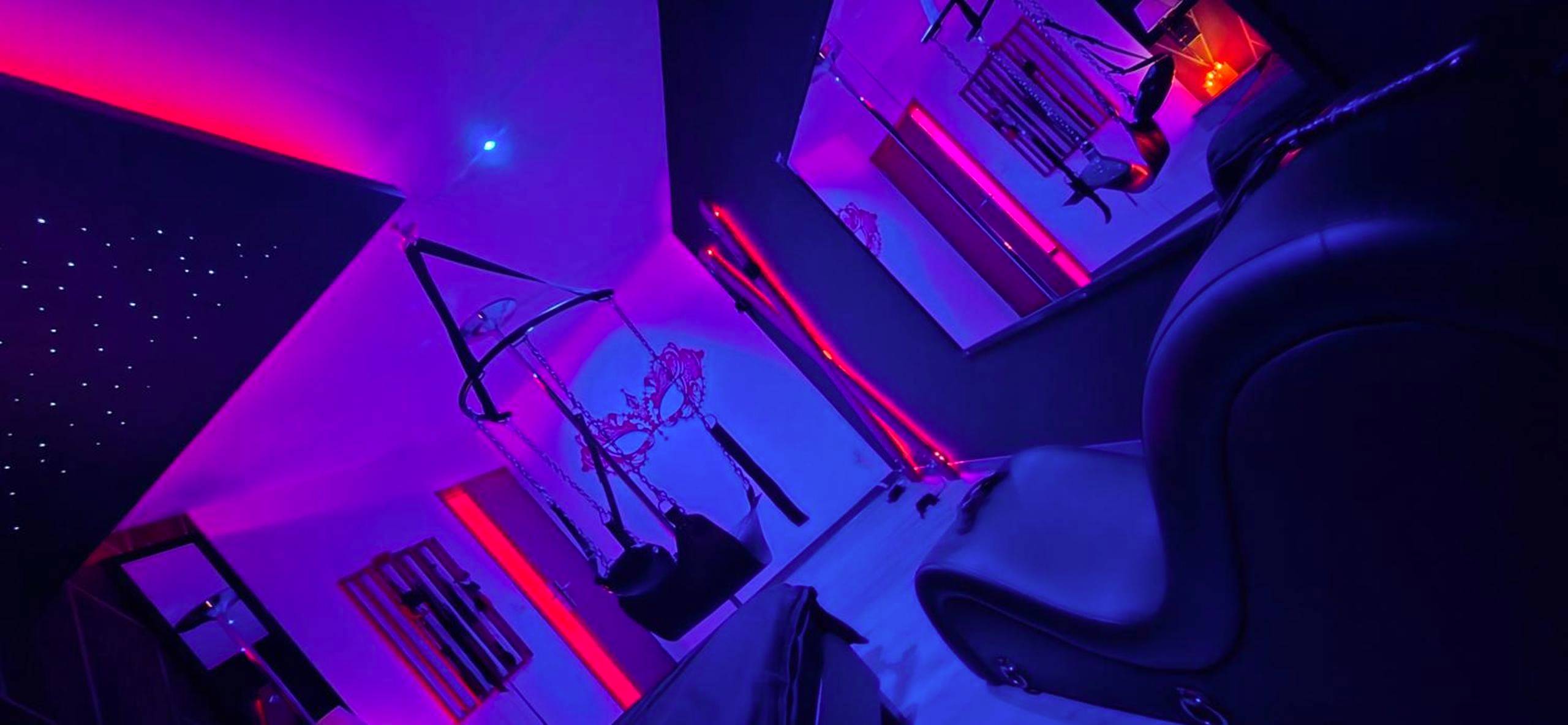 Balançaire érotique et divan tantra sous néons - Love Room Calais - L'escale du désir, Spa privatif