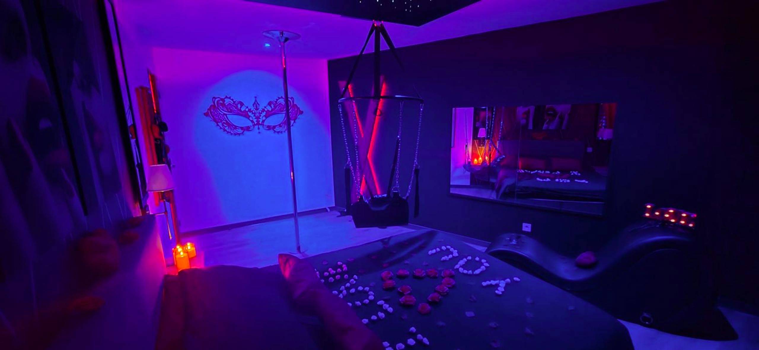 Chambre romantique avec barre de pole dance - L'escale du désir, Spa privatif
