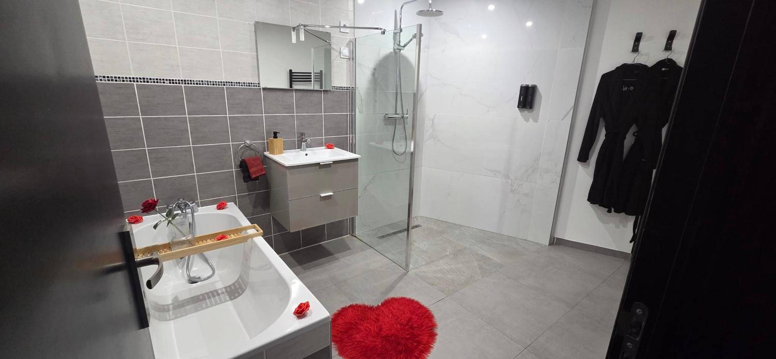 Salle de bain avec douche italienne et baignoire - L'escale du désir, Spa privatif