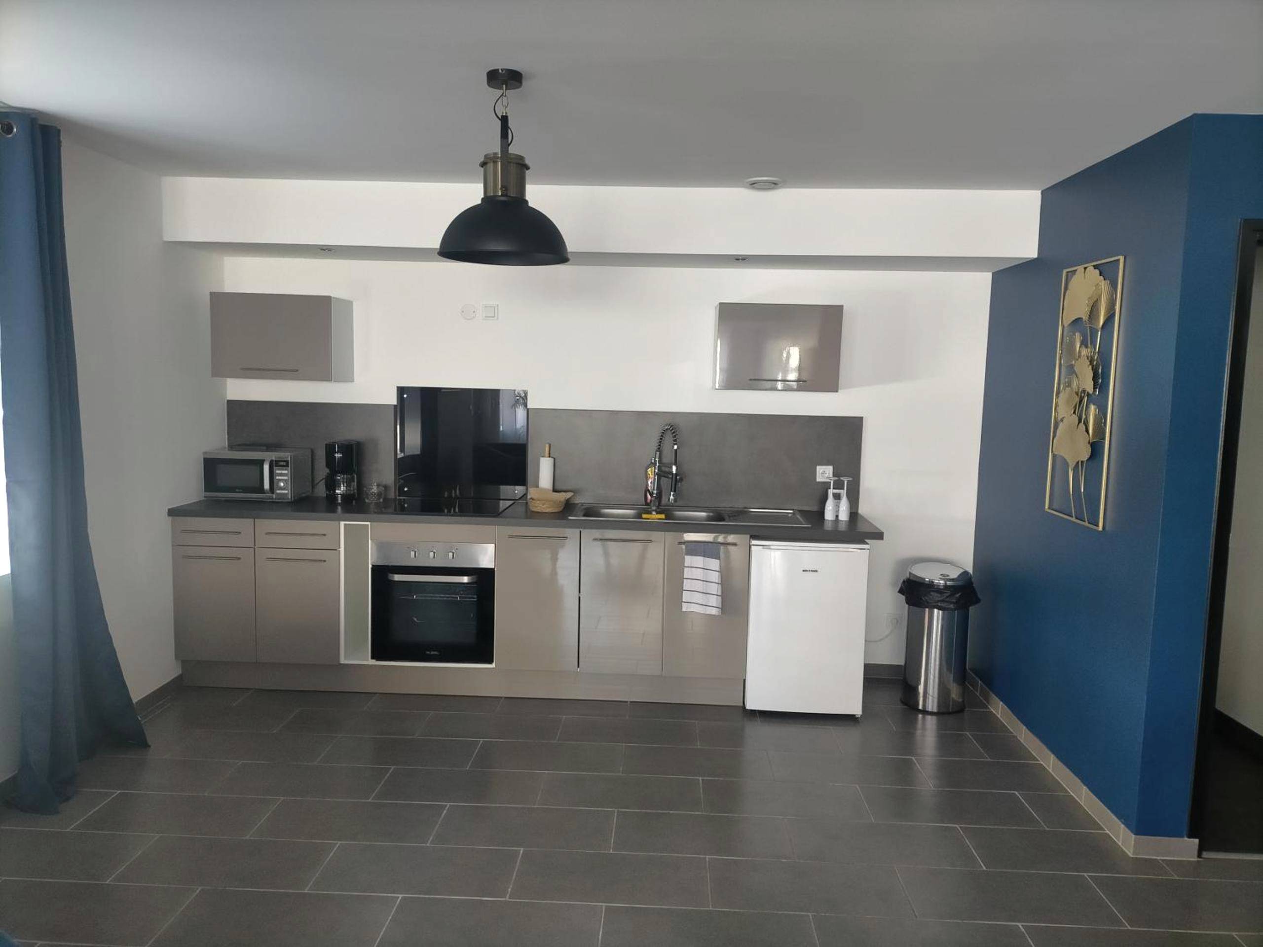 Cuisine équipée moderne avec mur bleu - L'escale du désir, Spa privatif