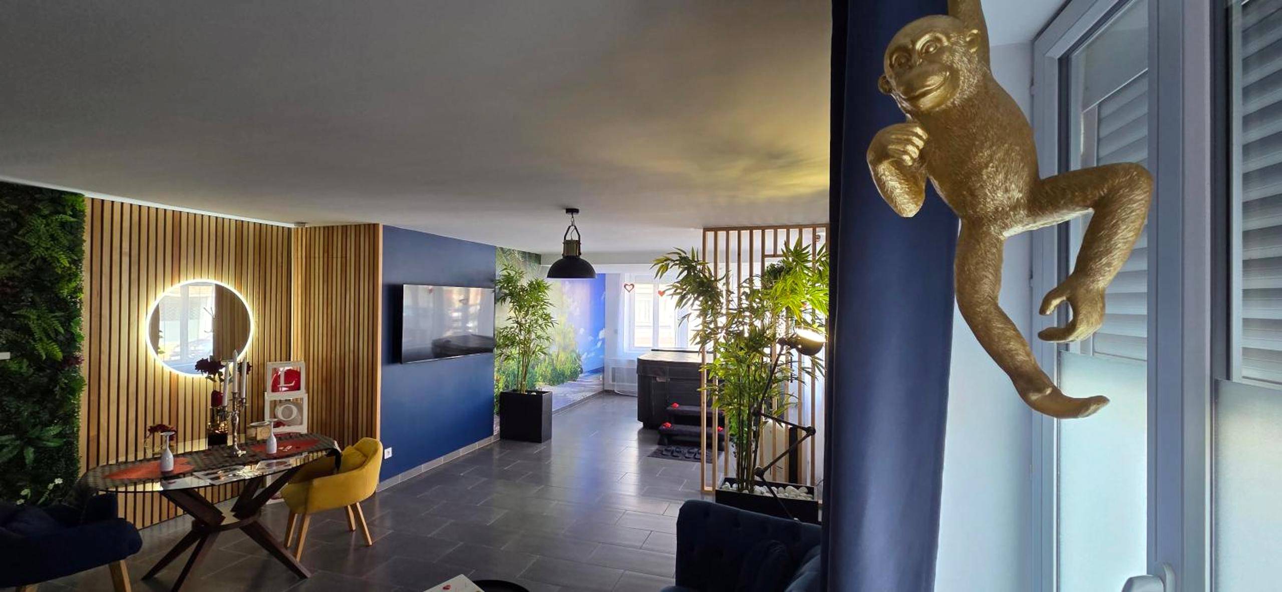 Espace salon et salle à manger avec jacuzzi - L'escale du désir, Spa privatif