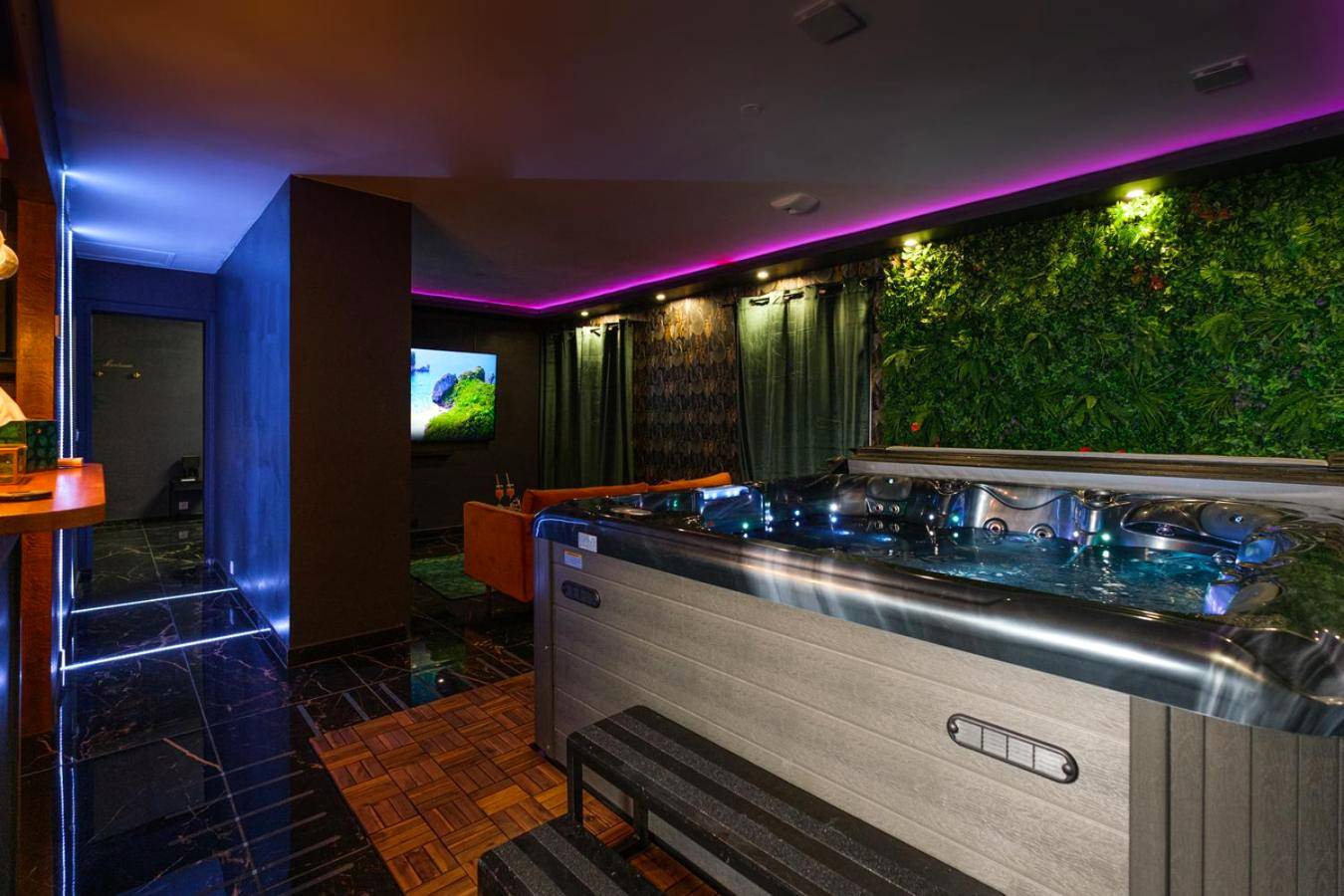 Jacuzzi privatif et mur végétal éclairé - Love Room Évreux - L escale Jacuzzi et Sauna