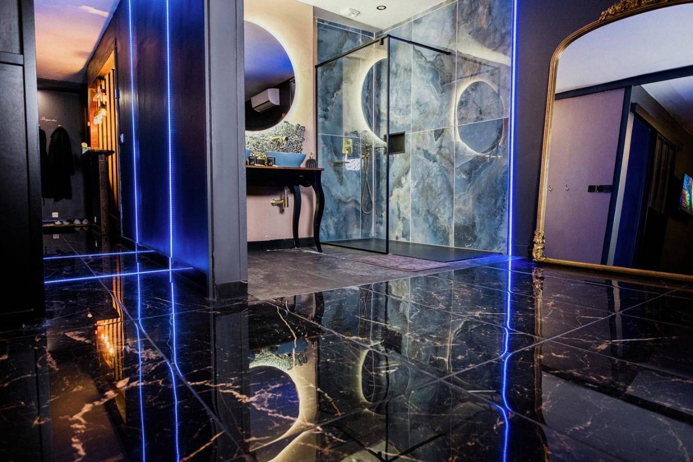 Douche à l'italienne et miroirs rétroéclairés - L escale Jacuzzi et Sauna