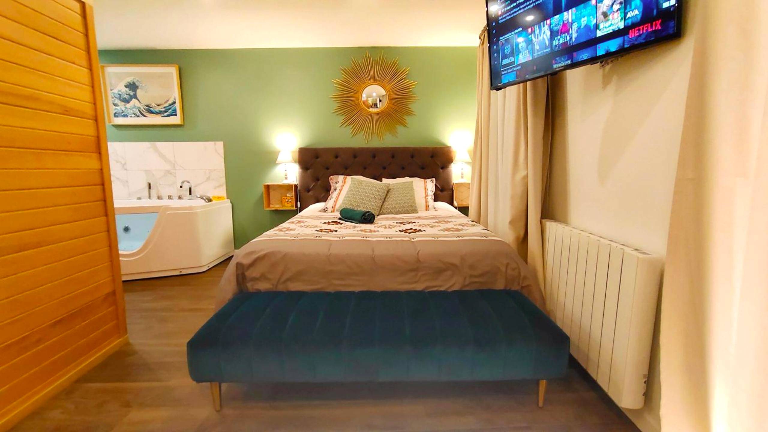 Lit double avec banquette en velours bleu - Votre Escale Jungle Sauna & Spa