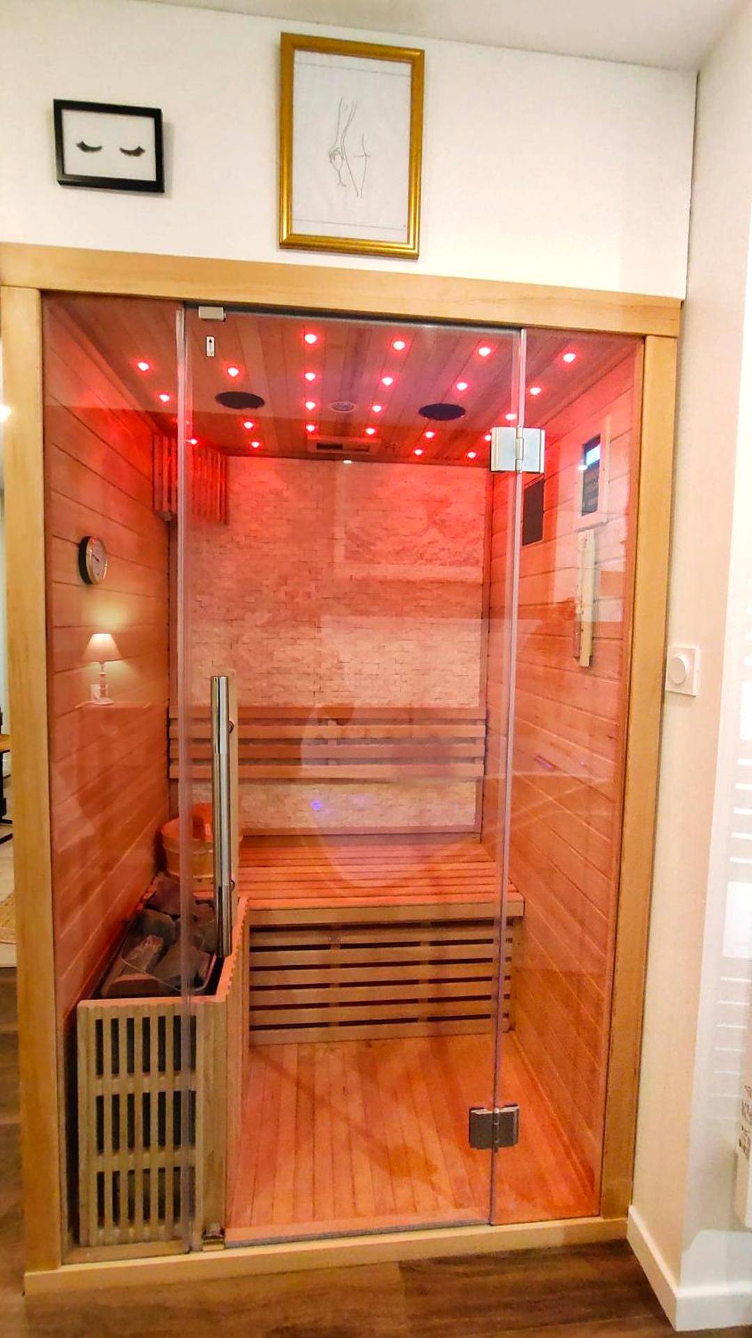 Cabine de sauna avec luminothérapie rouge - Votre Escale Jungle Sauna & Spa