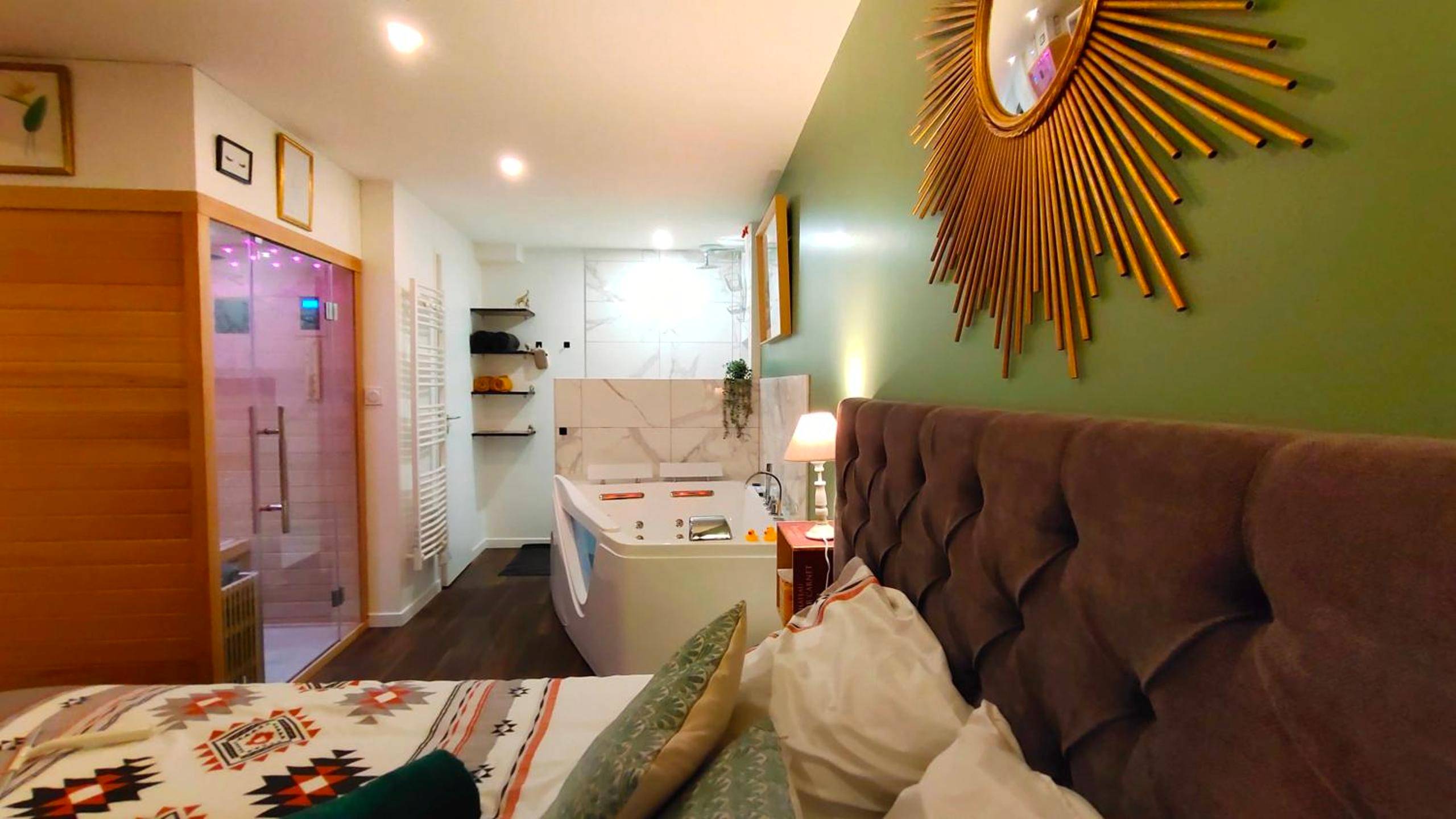 Baignoire balnéo et tête de lit capitonnée - Votre Escale Jungle Sauna & Spa