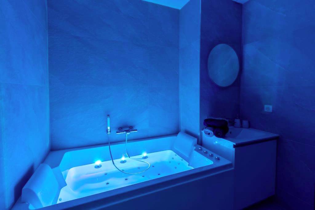 Baignoire balnéo avec éclairage bleu - Love Room Toulon - L'escale Mourillon - Plage, Balnéo & Soleil