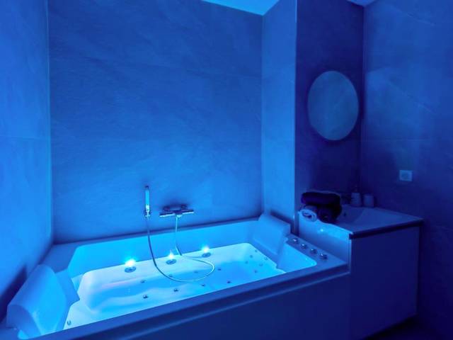Baignoire balnéo avec éclairage bleu - Love Room Toulon - L'escale Mourillon - Plage, Balnéo & Soleil