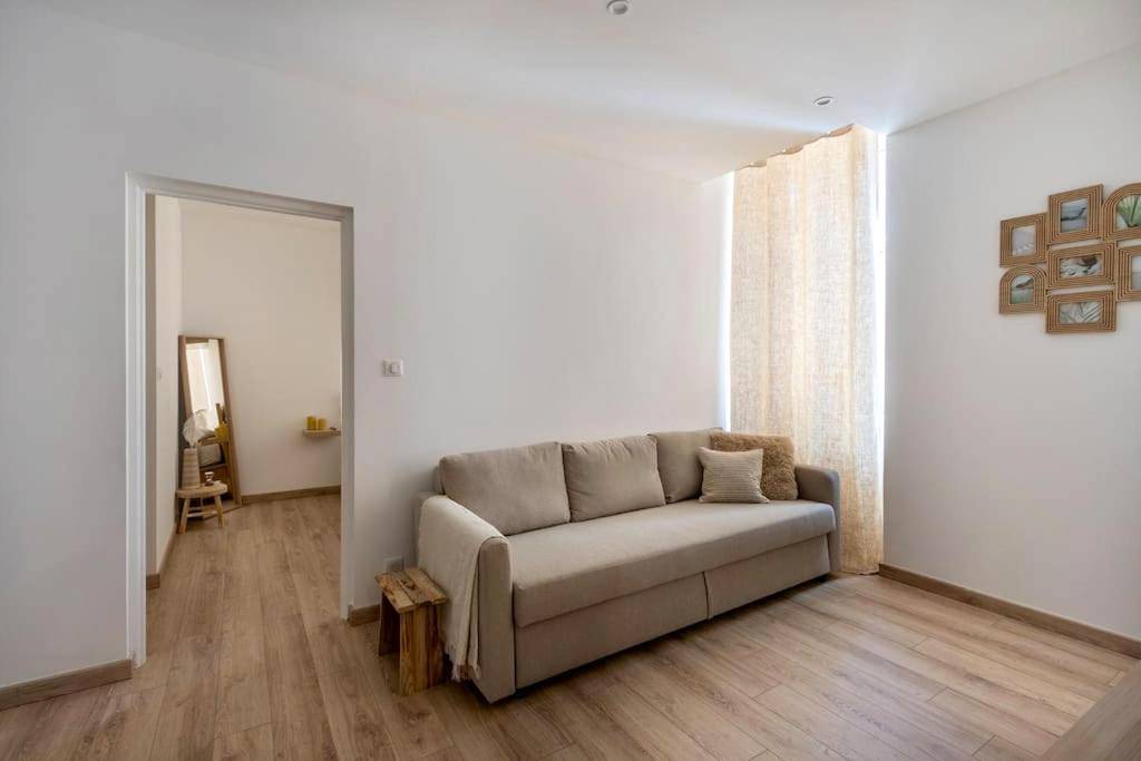 Canapé convertible dans salon lumineux - L'escale Mourillon - Plage, Balnéo & Soleil