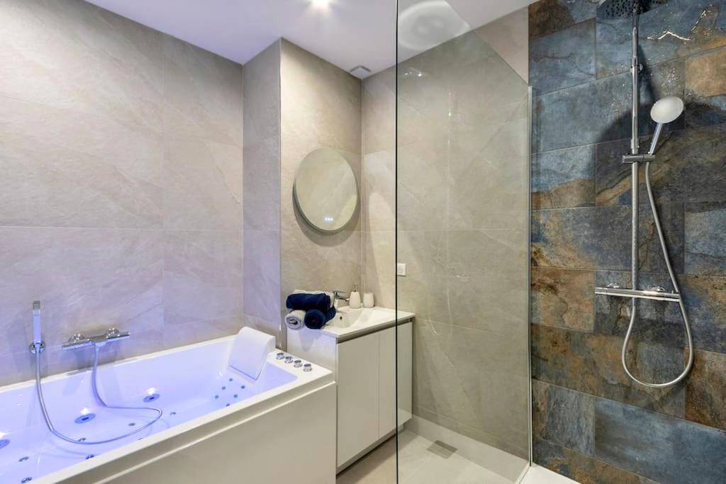 Salle de bain avec douche et baignoire balnéo - L'escale Mourillon - Plage, Balnéo & Soleil
