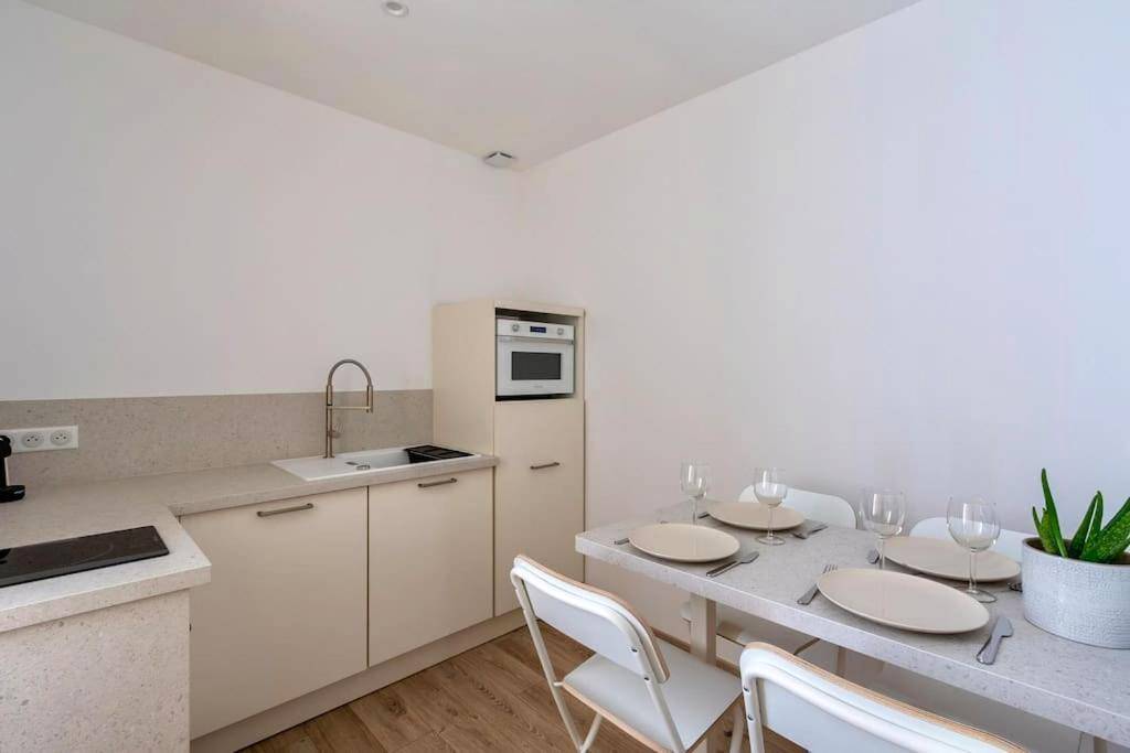 Cuisine équipée avec coin repas - L'escale Mourillon - Plage, Balnéo & Soleil