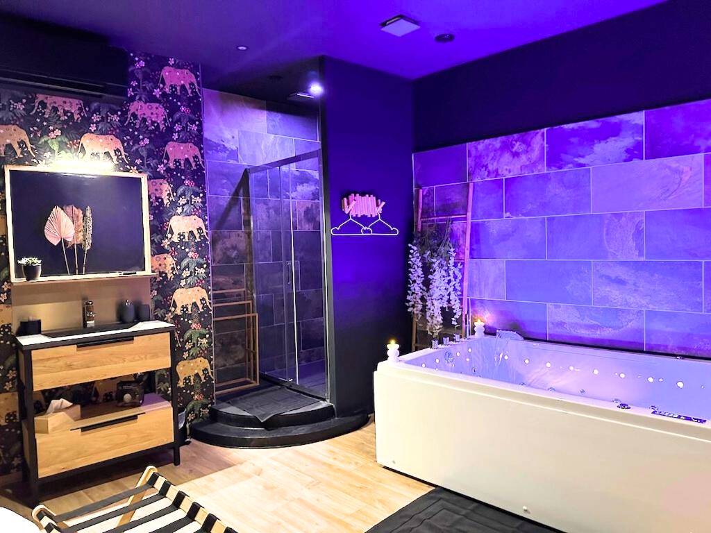 Baignoire balnéo sous lumière violette - Escale Singulière - Luxe & balnéo à Sète