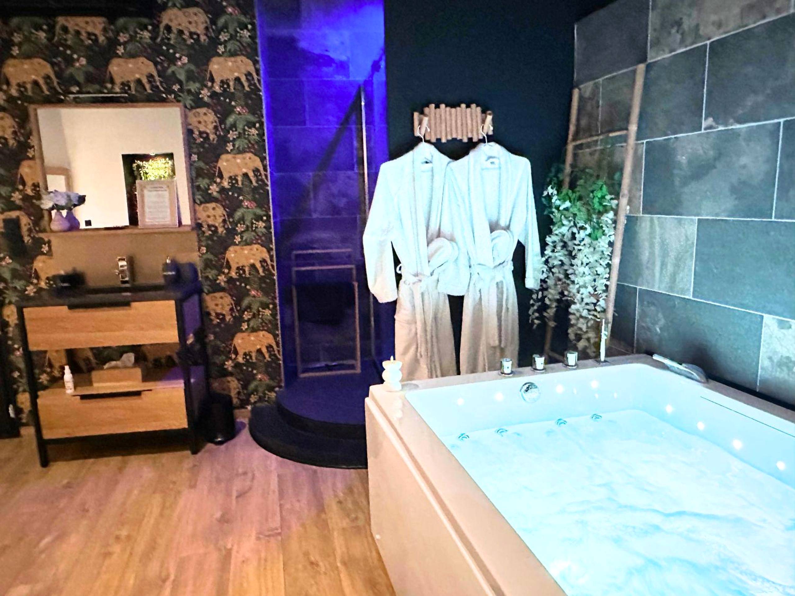 Jacuzzi privatif et peignoirs blancs - Escale Singulière - Luxe & balnéo à Sète