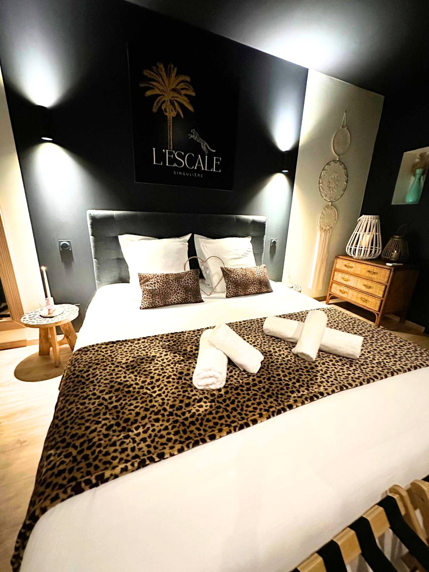 Chambre romantique avec jeté de lit léopard - Escale Singulière - Luxe & balnéo à Sète