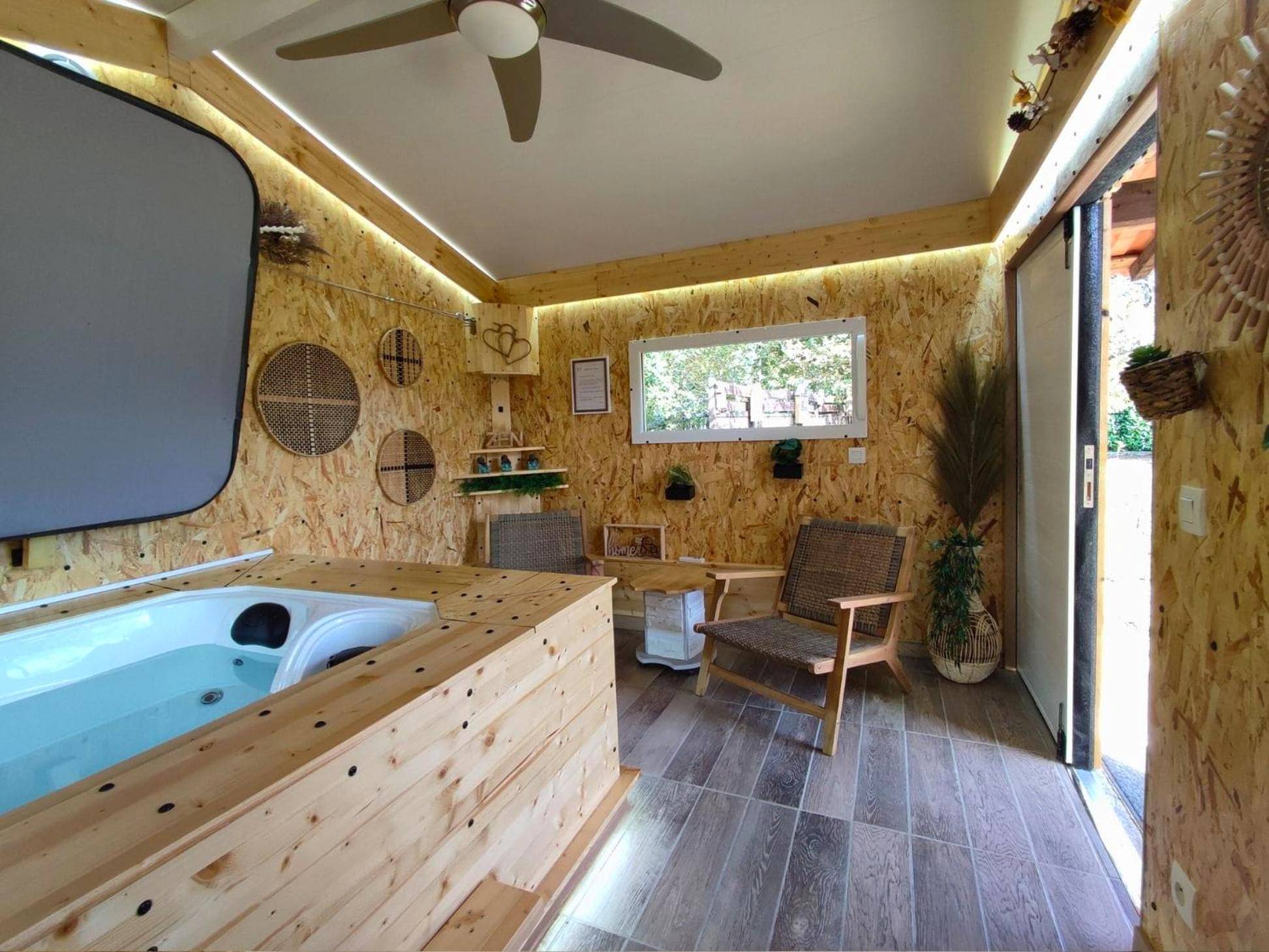 Jacuzzi privatif dans espace détente en bois - Love Room Pompéjac - L'Escale Sud Gironde - Séjour romantique avec...