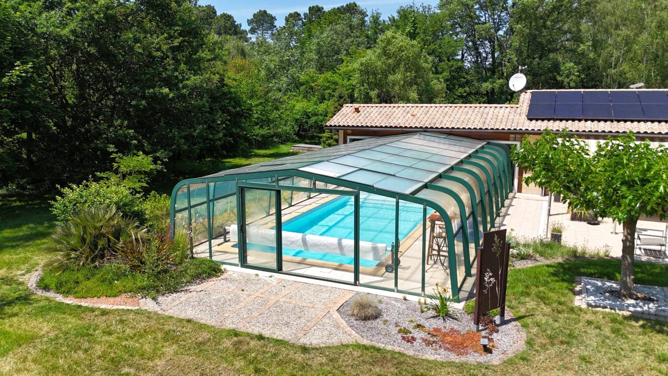 Piscine extérieure sous abri télescopique - L'Escale Sud Gironde - Séjour romantique avec jacuzzi privatif et petit -...