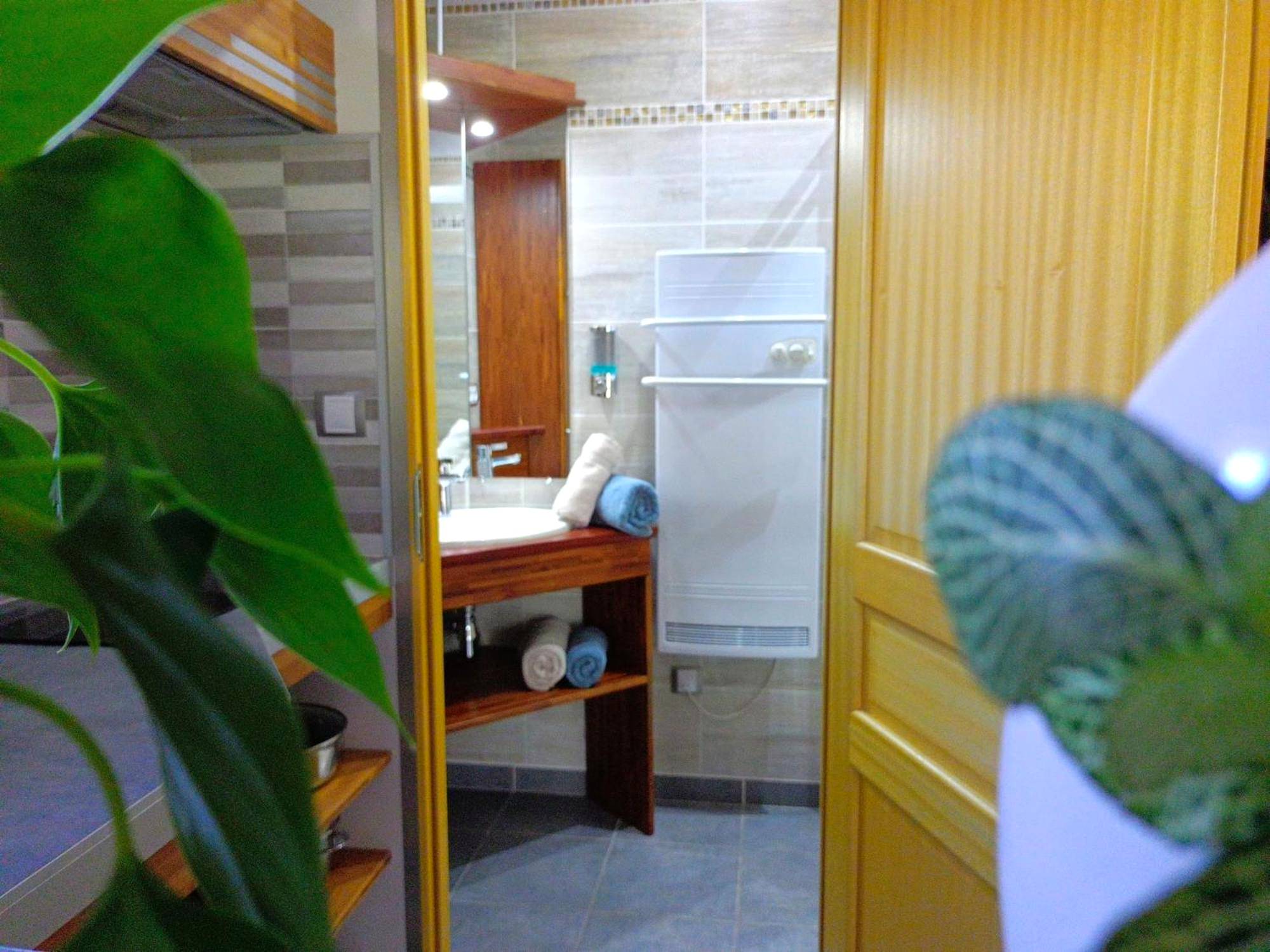 Salle d'eau avec vasque et serviettes enroulées - L'Escale Sud Gironde - Séjour romantique avec jacuzzi privatif et...