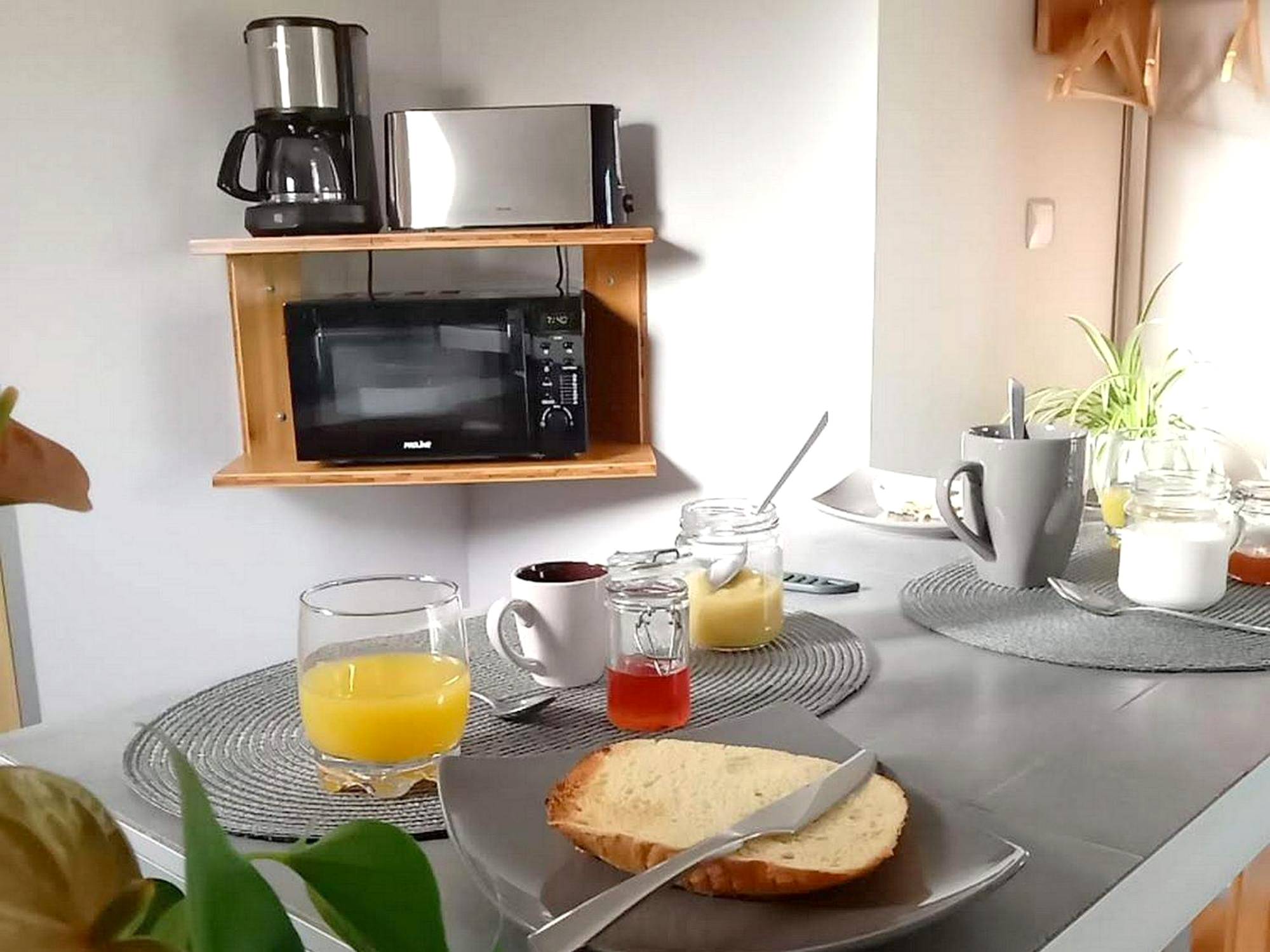 Petit - déjeuner servi sur table haute - L'Escale Sud Gironde - Séjour romantique avec jacuzzi privatif et petit -...