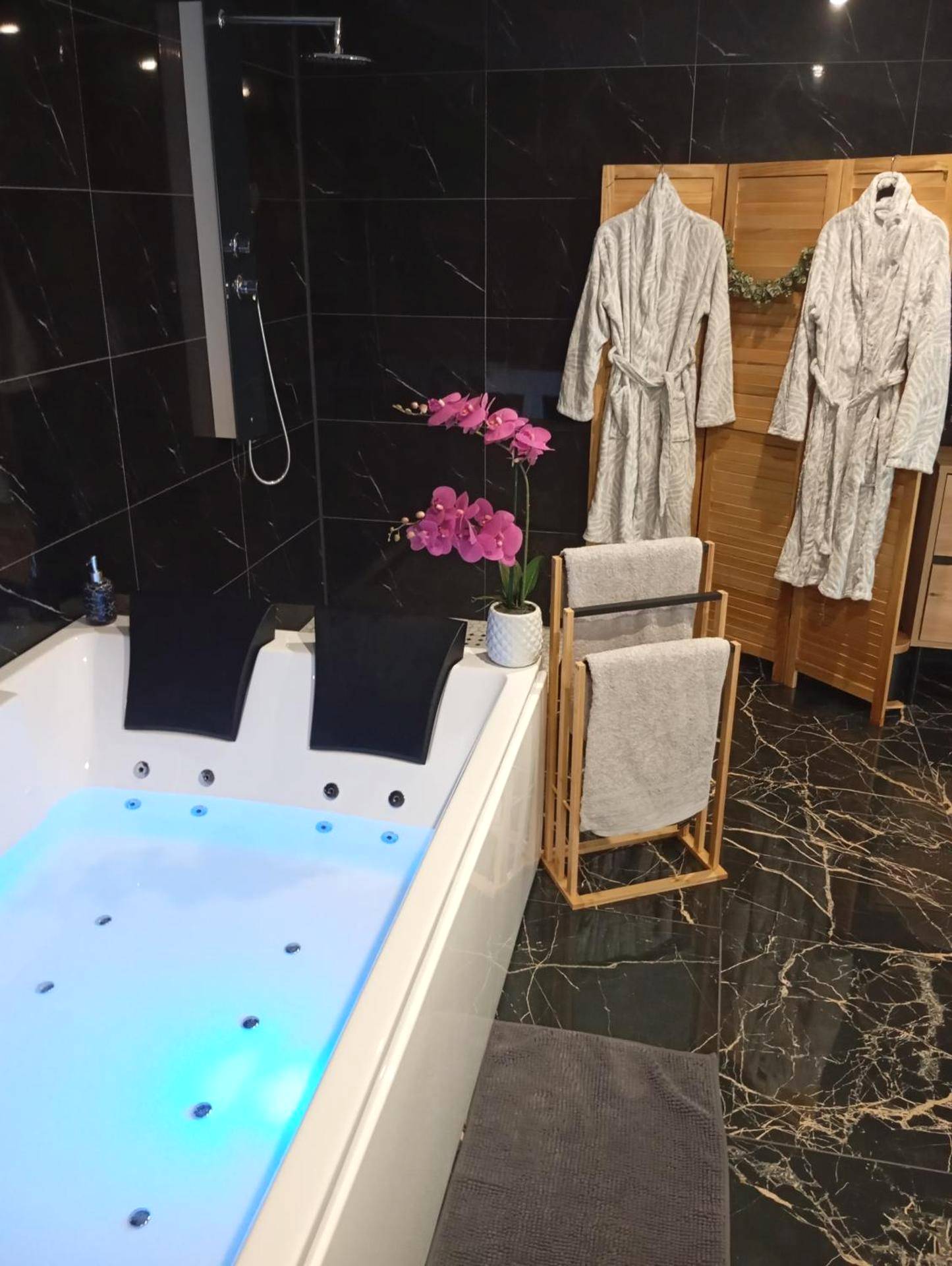 Baignoire balnéo lumineuse et peignoirs - Love Room Plouray - escapade romantique 2