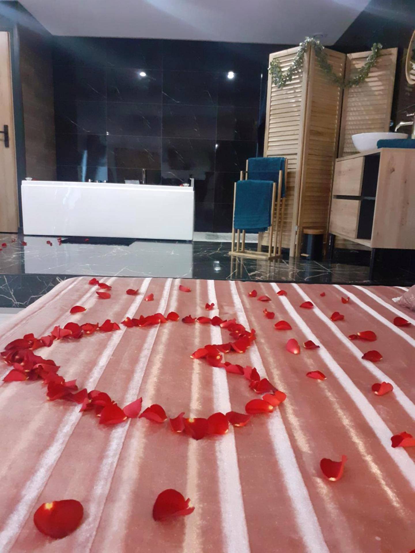 Lit avec pétales de rose en forme de cœur - escapade romantique 2