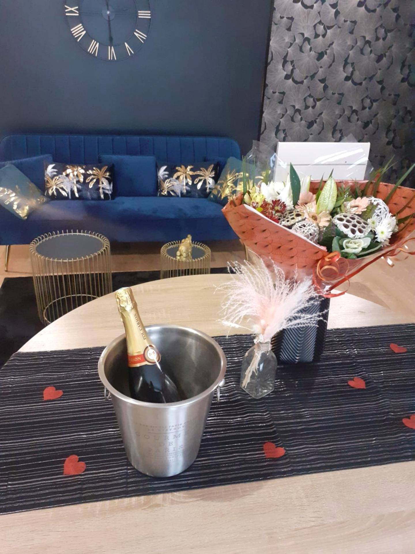 Bouteille de champagne et bouquet de fleurs - escapade romantique 2