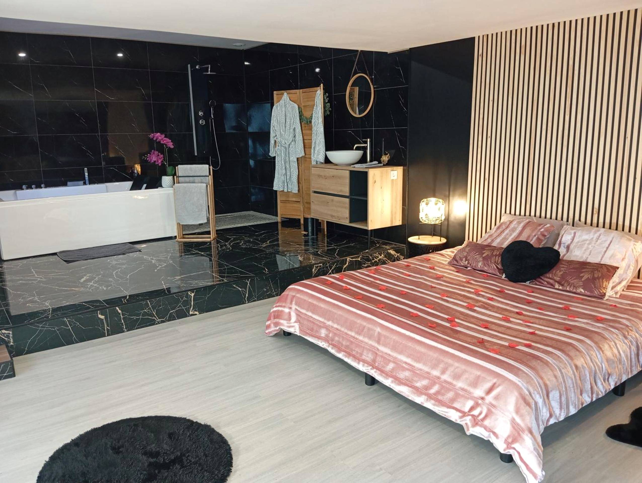 Espace nuit ouvert sur la salle de bain - escapade romantique 2