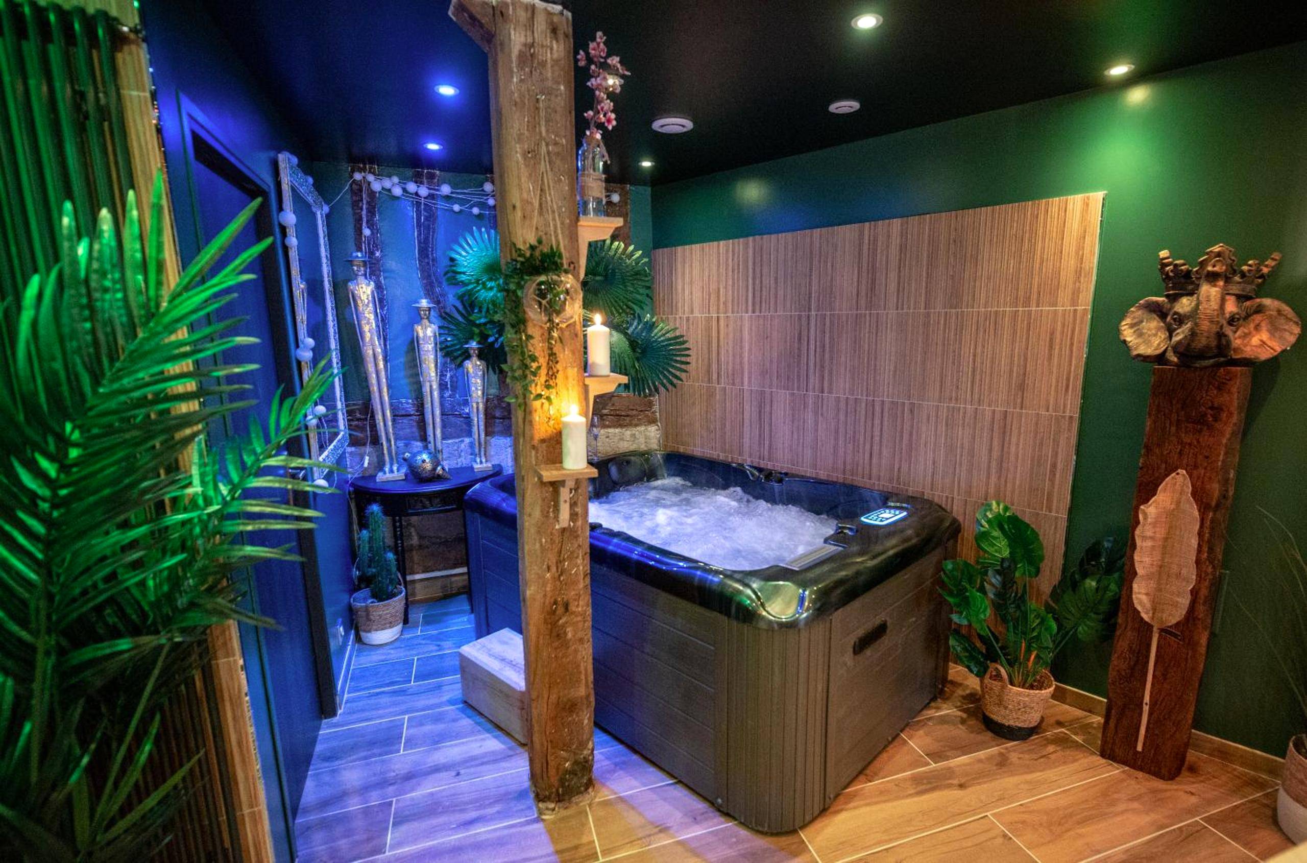 Jacuzzi privatif avec décoration tropicale - Love Room Rouen - L'Escapade