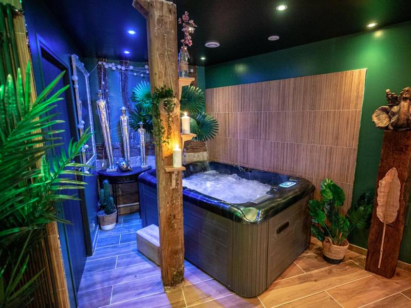 Jacuzzi privatif avec décoration tropicale - Love Room Rouen - L'Escapade