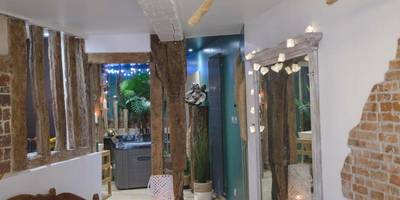 Chambre avec poutres apparentes et guirlandes - L'Escapade