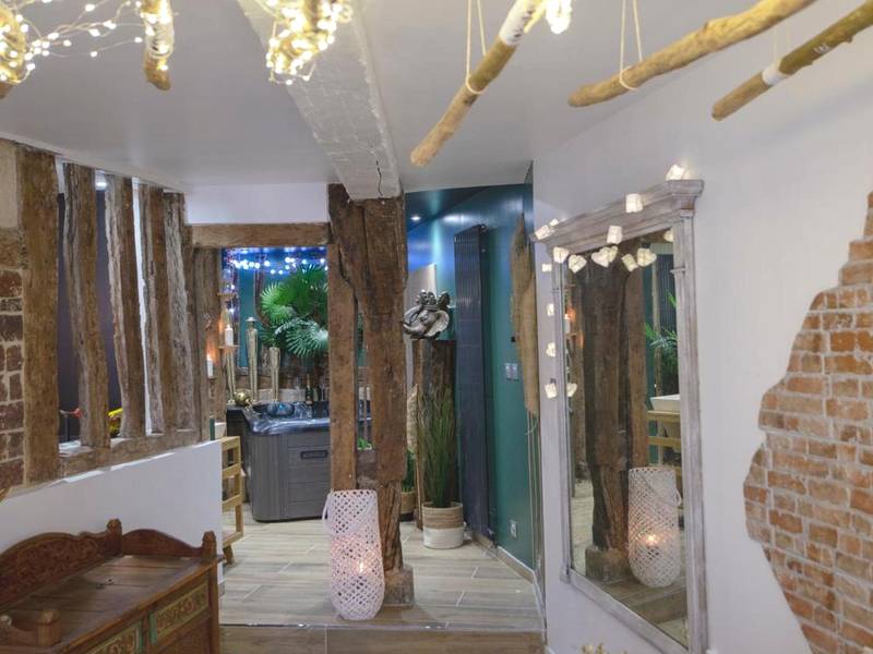 Chambre avec poutres apparentes et guirlandes - L'Escapade