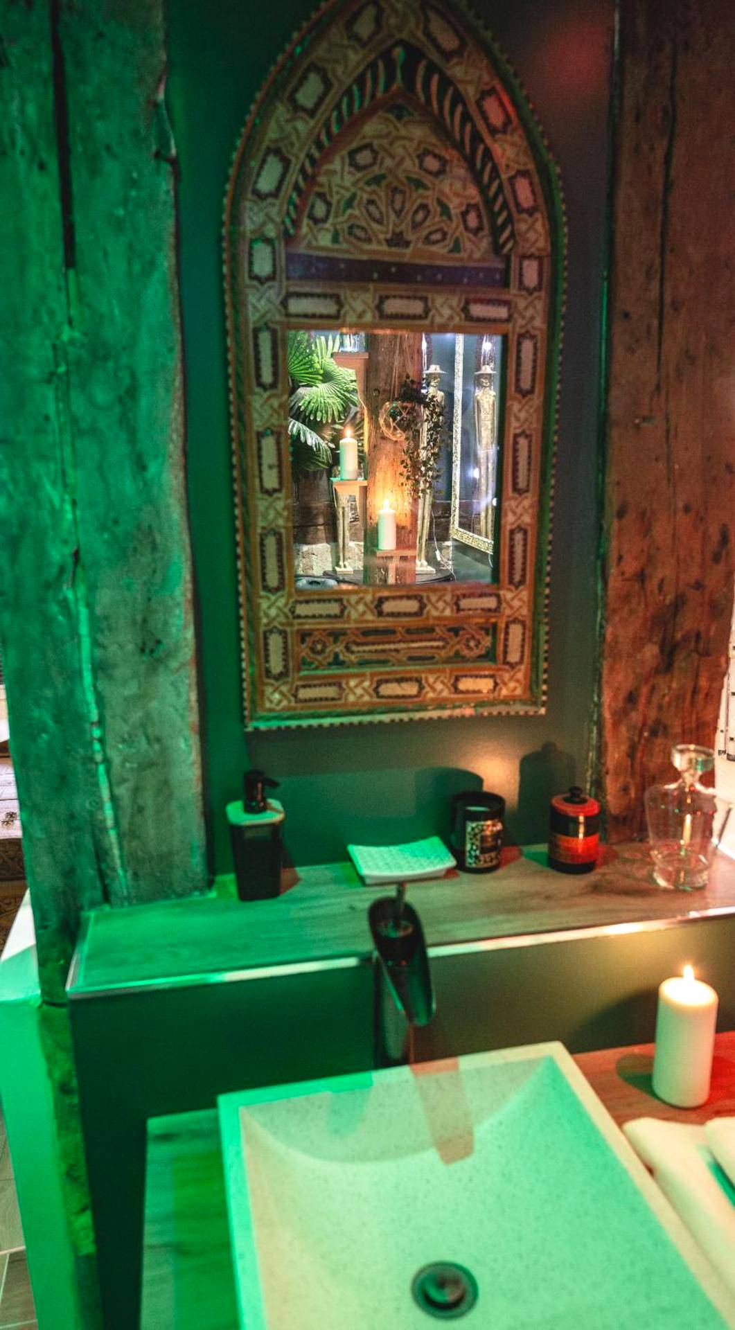 Vasque moderne et miroir oriental sculpté - L'Escapade