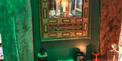 Vasque moderne et miroir oriental sculpté - L'Escapade