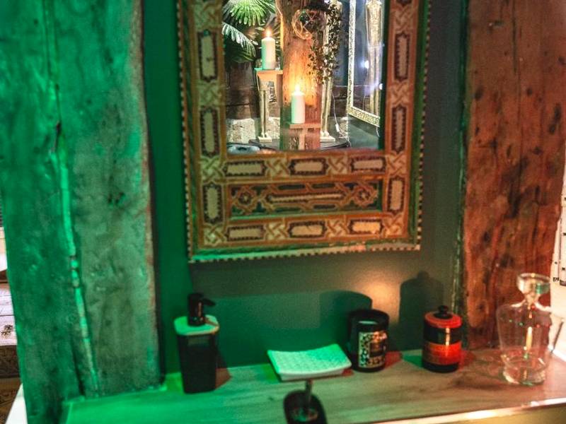 Vasque moderne et miroir oriental sculpté - L'Escapade