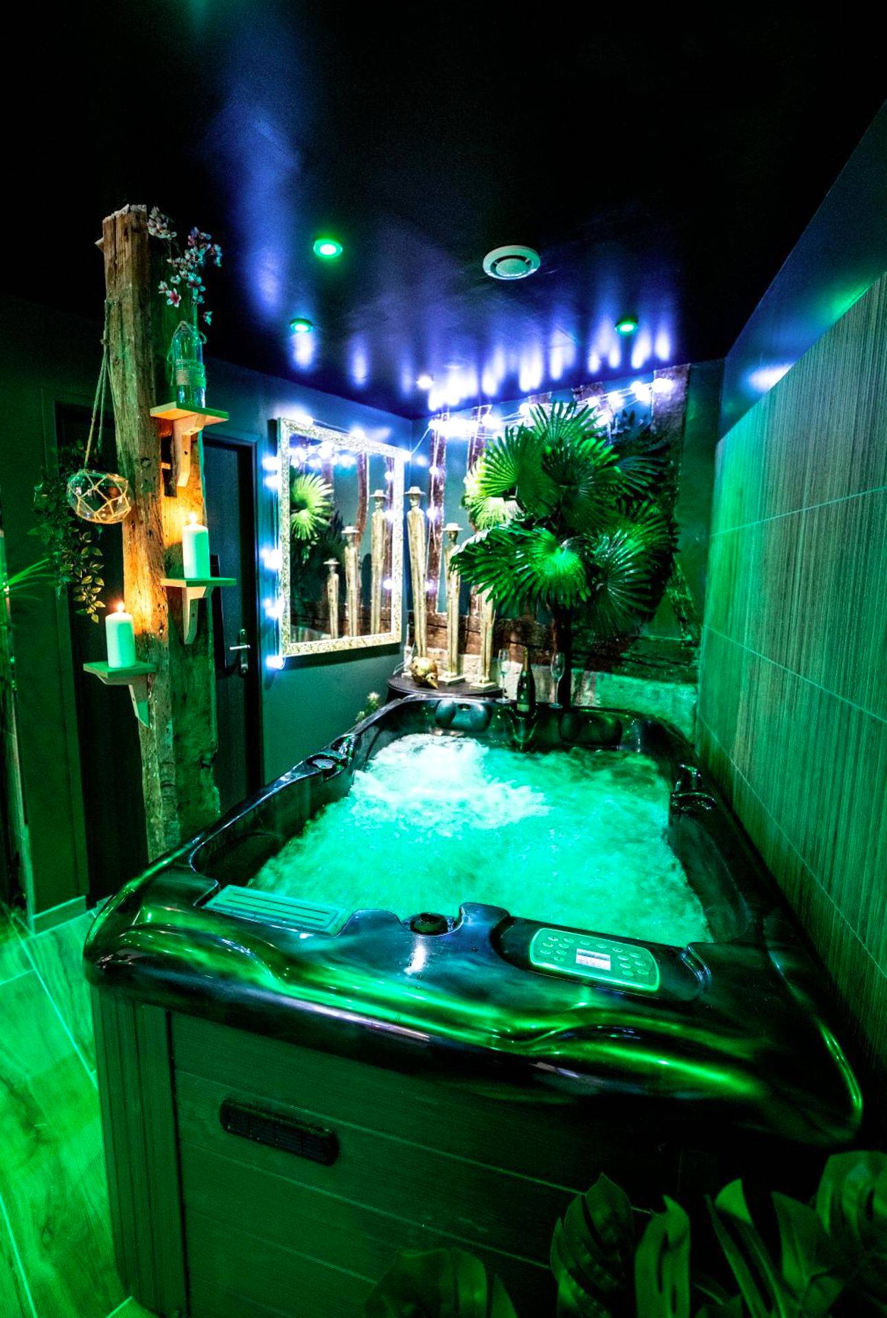 Bain à remous avec éclairage LED vert - L'Escapade