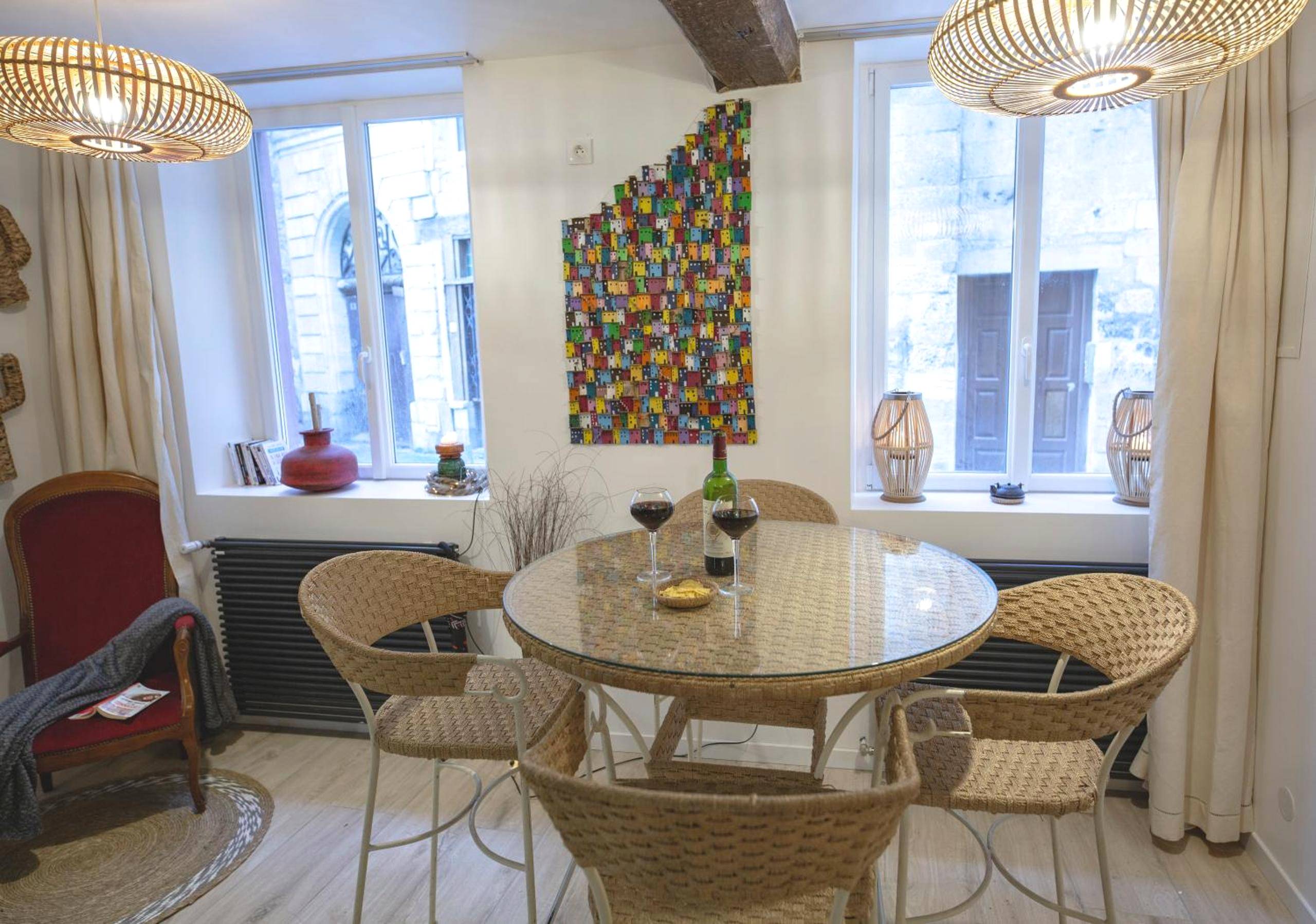 Espace repas avec table ronde en rotin - L'Escapade