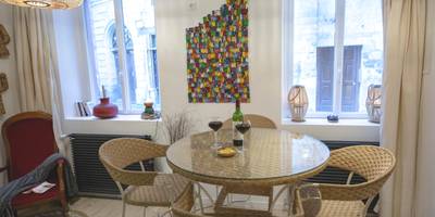 Espace repas avec table ronde en rotin - L'Escapade