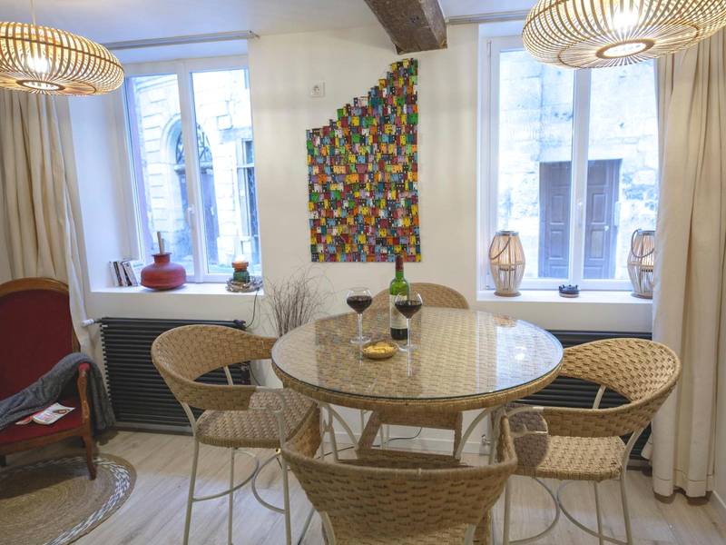 Espace repas avec table ronde en rotin - L'Escapade