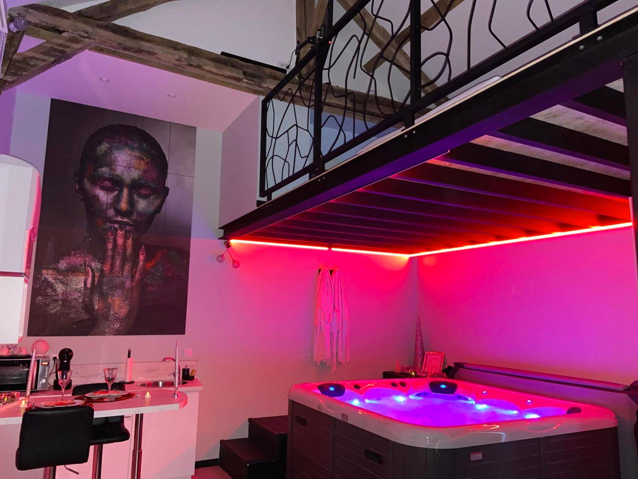 Jacuzzi privatif sous mezzanine avec néons roses - Love Room Neuville - sur - Sarthe - L escapade amoureuse