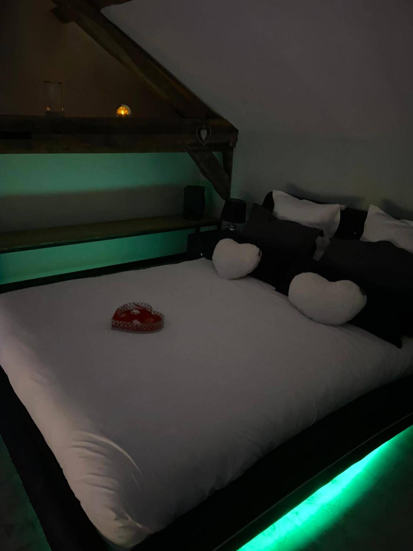 Lit double avec coussins cœurs et LED vertes - L escapade amoureuse