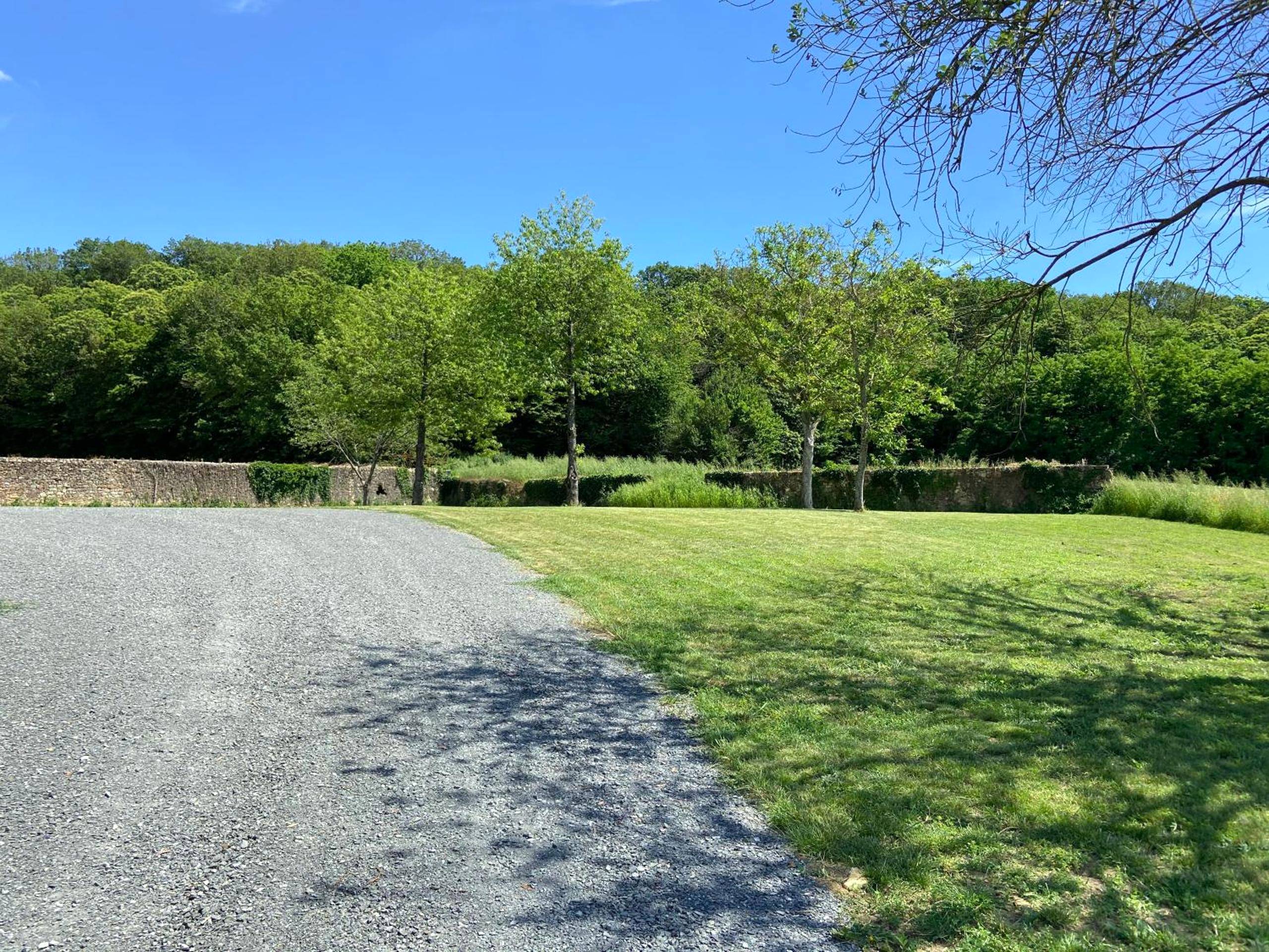 Espace extérieur verdoyant et chemin gravillonné - L escapade amoureuse