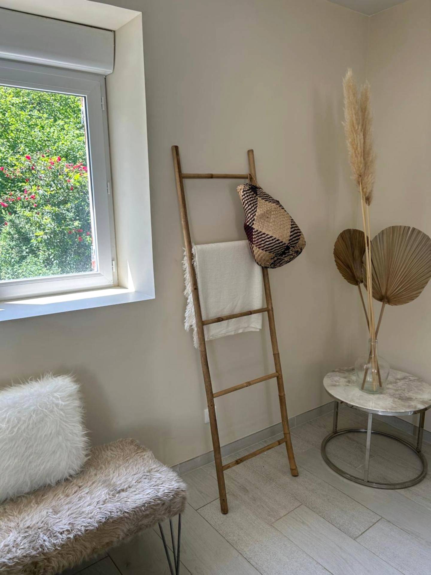 Fenêtre ouverte sur jardin verdoyant - Escapade amoureuse - Jaccuzi et Sauna PRIVÉ