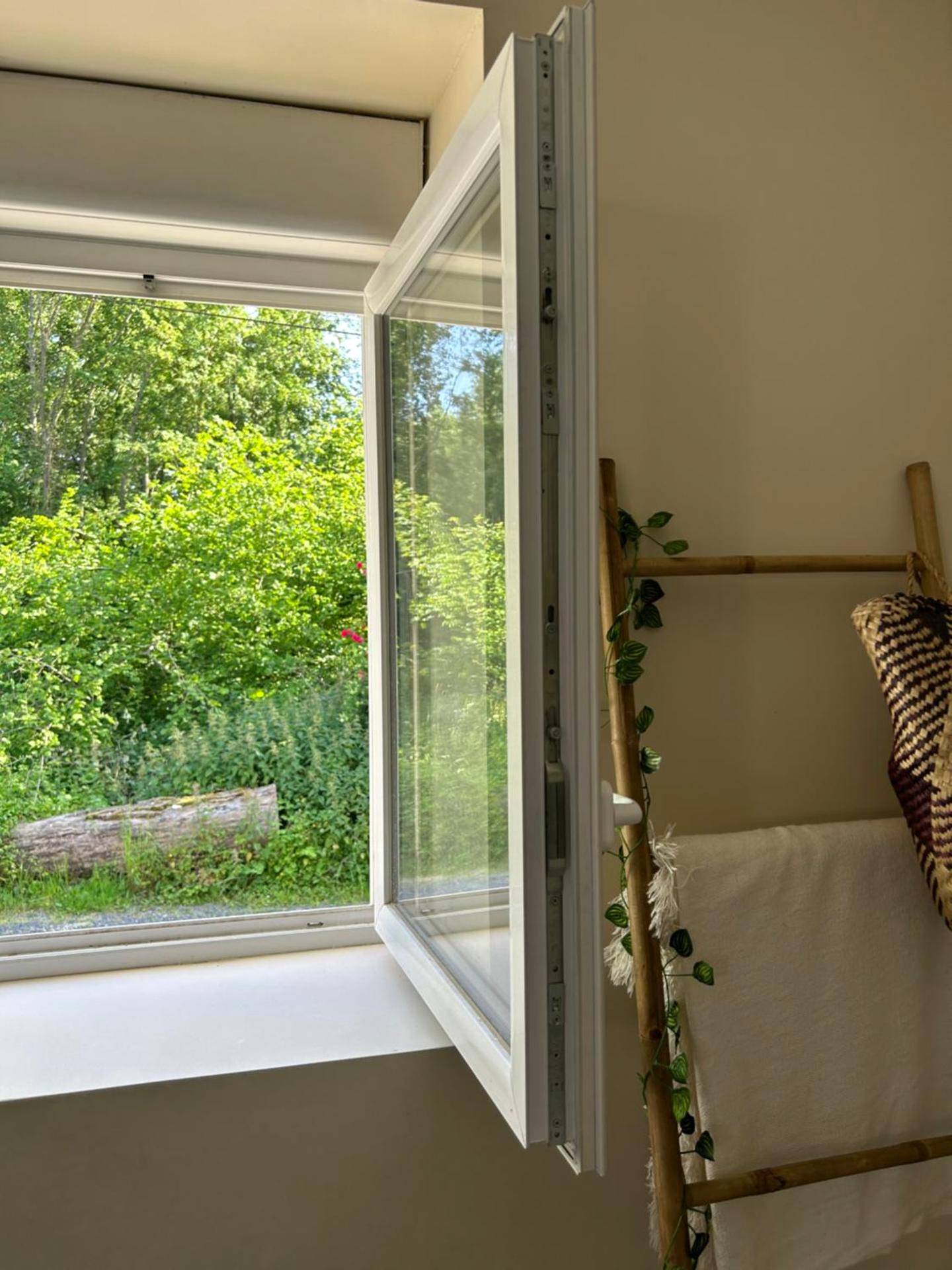 Cheminée décorative blanche avec lierre - Escapade amoureuse - Jaccuzi et Sauna PRIVÉ