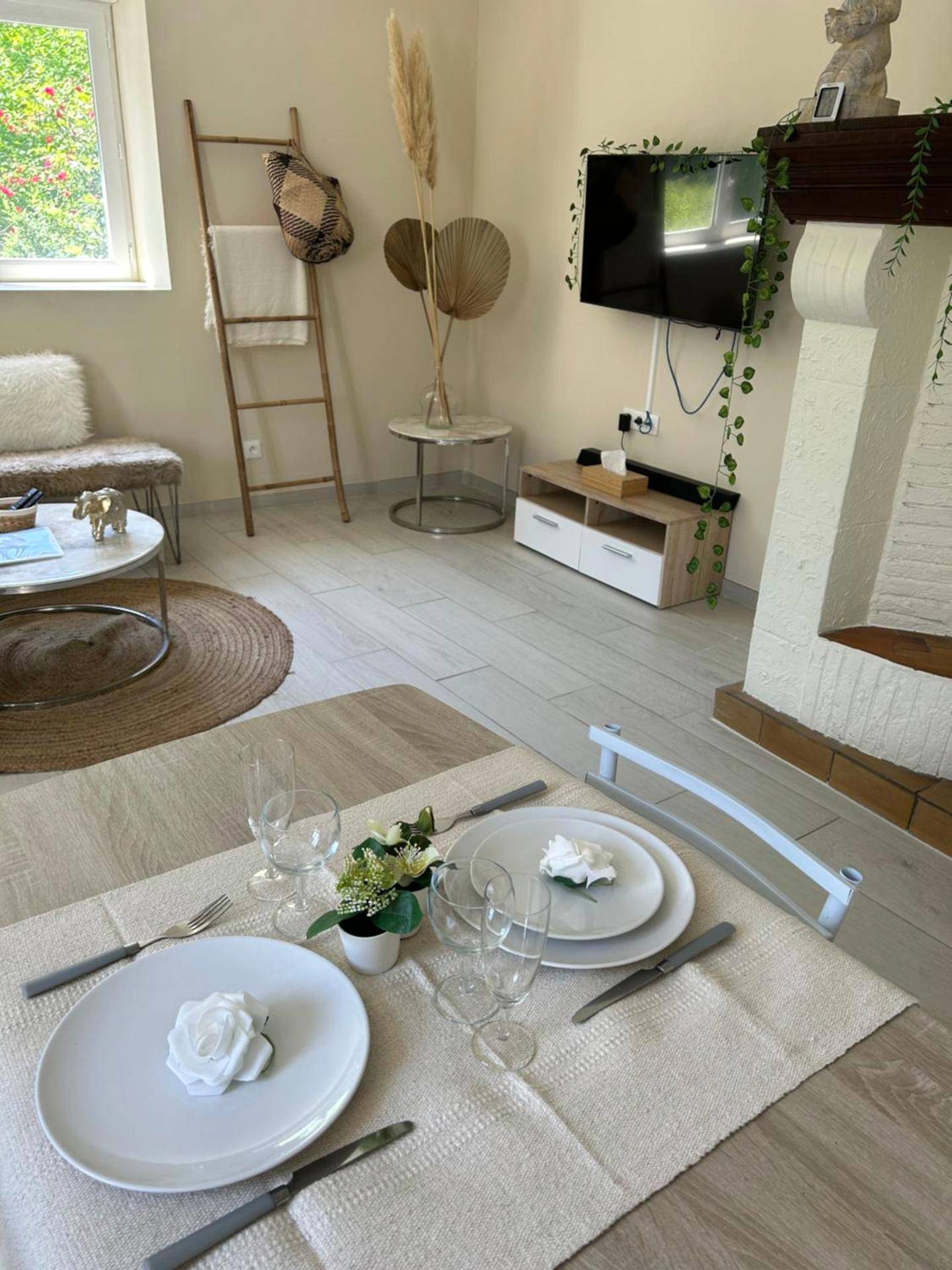 Salon bohème avec fauteuil suspendu - Escapade amoureuse - Jaccuzi et Sauna PRIVÉ