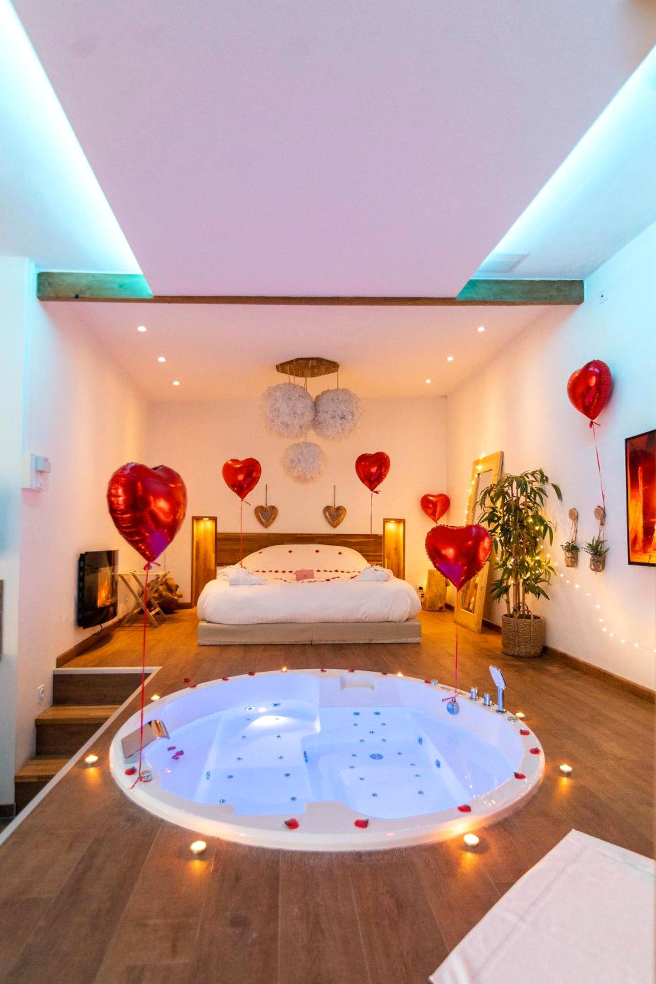 Jacuzzi rond et lit décoré de ballons cœurs - Love Room Dreuil - lès - Amiens - L'escapade Romantique