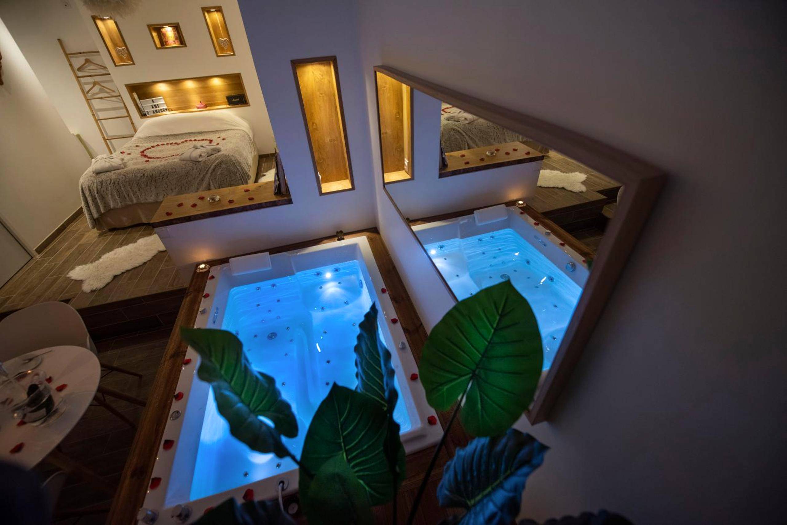 Baignoire balnéo lumineuse face au lit - L'escapade Romantique
