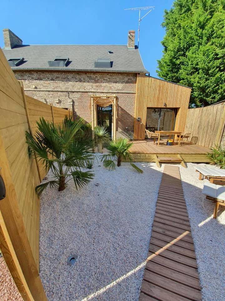 Terrasse en bois et jardin de graviers blancs - L'escapade Romantique