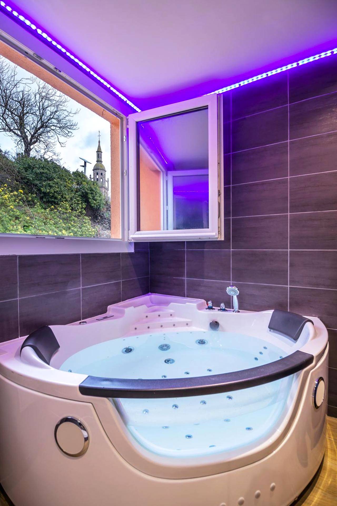 Cuisine équipée moderne avec coin repas - Escapade en Bord de mer avec Sauna et Spa Privés