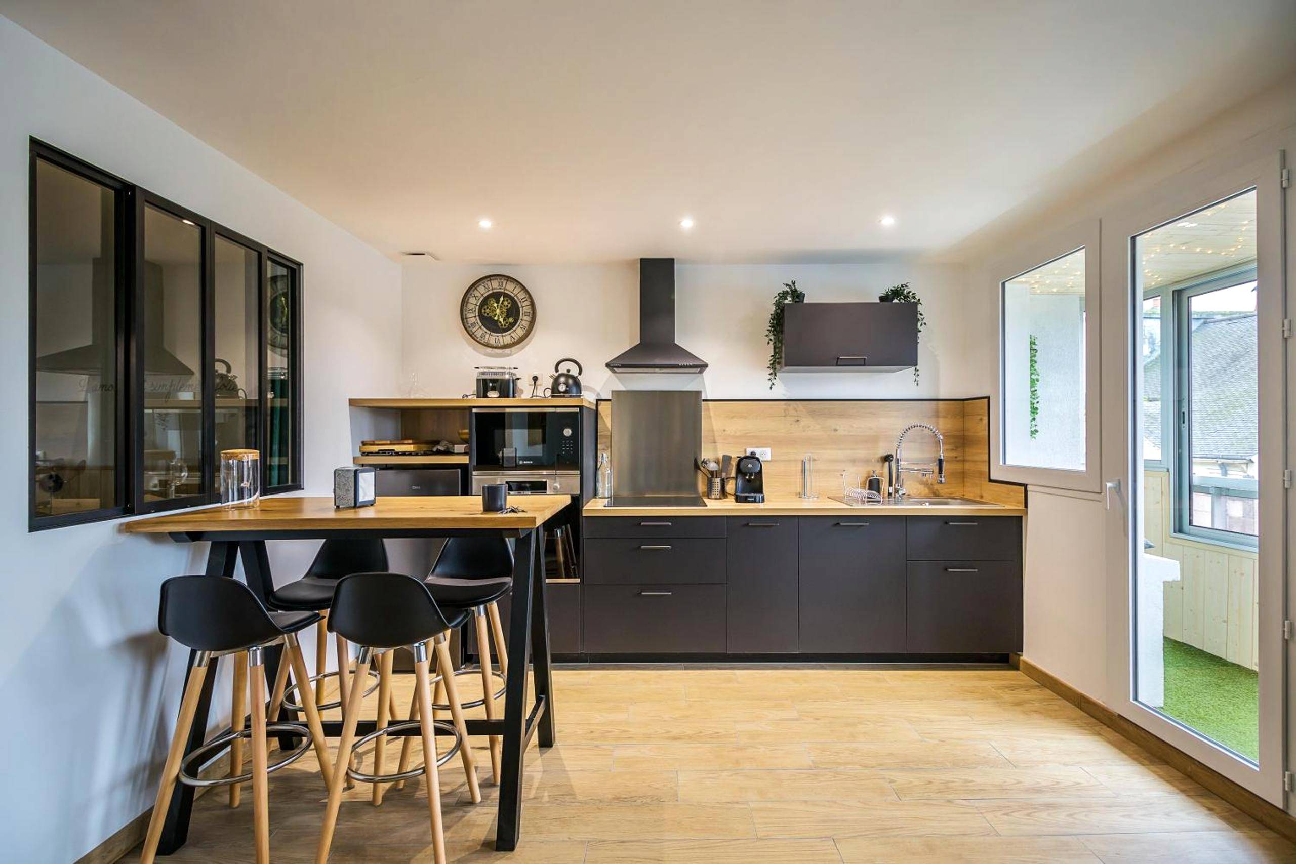 Salon chaleureux avec cheminée et fauteuils - Escapade en Bord de mer avec Sauna et Spa Privés