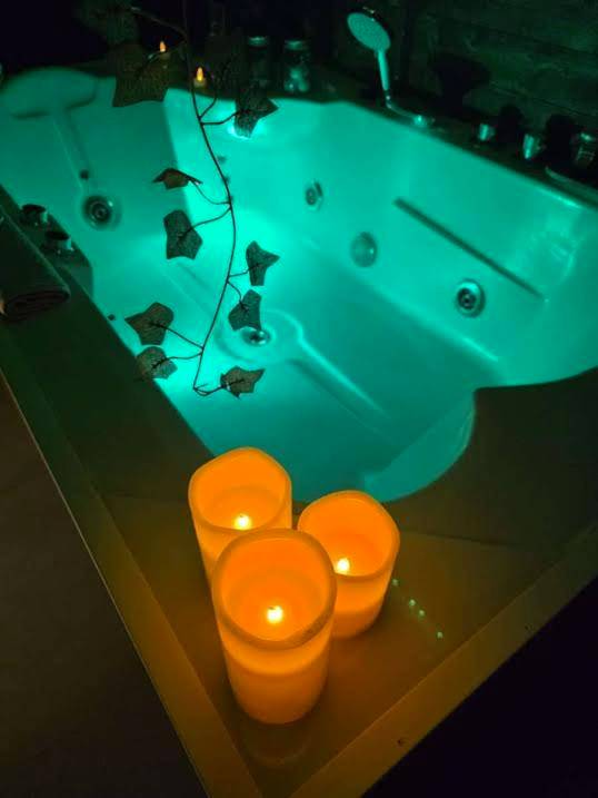 Jacuzzi privatif avec éclairage vert et bougies - Love Room Trouillas - Love room - L'escapade du désir